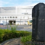 　東村山駅西口に立つ「東村山停車場の碑」＝東京都東村山市