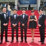 　カンヌ国際映画祭で撮影に応じる佐藤良成（左端）、奥山大史監督（中央）ら＝２０２４年５月、フランス・カンヌ（共同）
