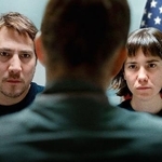 　「入国審査」配給・松竹（ｃ）２０２２　ＺＡＢＲＩＳＫＩＥ　ＦＩＬＭＳ　ＳＬ，　ＢＡＳＱＵＥ　ＦＩＬＭ　ＳＥＲＶＩＣＥＳ　ＳＬ，　ＳＹＧＮＡＴＩＡ　ＳＬ，　ＵＰＯＮ　ＥＮＴＲＹ　ＡＩＥ