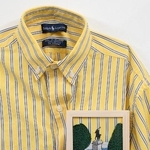　久村卓「ＰＬＵＳ＿Ｒａｌｐｈ　Ｌａｕｒｅｎ＿ｙｅｌｌｏｗ　ｓｔｒｉｐｅｄ　ｓｈｉｒｔ」（２０２５年　シャツに刺繍、アプリケ　作家蔵）（提供写真）