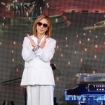 　「Ｘ」のポーズをとるＹＯＳＨＩＫＩ＝２２日、東京都港区