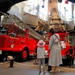 　「消防博物館」で消防車の展示を見る親子＝東京都新宿区