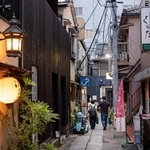 　石畳の路地＝東京都新宿区