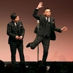 　漫才を披露する「爆笑問題」の田中裕二（左）と太田光＝東京都内