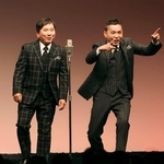 　漫才を披露する「爆笑問題」の田中裕二（左）と太田光＝東京都内