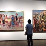 　猪熊弦一郎「長江埠の子供達」（左、１９４１年、丸亀市猪熊弦一郎現代美術館蔵）と伊谷賢蔵「楽土建設」（右、１９４０年、京都国立近代美術館蔵）