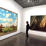 　鶴田吾郎「神兵パレンバンに降下す」（左、１９４２年、東京国立近代美術館蔵、無期限貸与）と田村孝之介「佐野部隊長還らざる大野挺身隊と訣別す」（右、１９４４年、東京国立近代美術館蔵、無期限貸与）