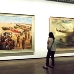 　伊原宇三郎「特攻隊内地基地を進発す（一）」（左、１９４４年、東京国立近代美術館蔵、無期限貸与）と宮本三郎「萬朶隊比島沖に奮戦す」（右、１９４５年、東京国立近代美術館蔵、無期限貸与）