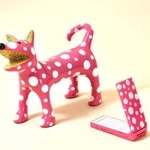 　草間弥生「ｉｉｄａ『Ａｒｔ　Ｅｄｉｔｉｏｎｓ　Ｙａｙｏｉ　Ｋｕｓａｍａ』」より「私の犬のリンリン」（２００９年、マルチプル、町田市立国際版画美術館蔵〈ＫＤＤＩ寄贈〉（Ｃ）ＹＡＹＯＩ　ＫＵＳＡＭＡ）（提供写真）