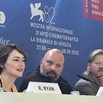 　ベネチア国際映画祭で記者会見する（左から）エマ・ストーン、ヨルゴス・ランティモス監督、ジェシー・プレモンス＝イタリア・ベネチア（共同）