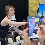 　ベネチア国際映画祭の記者会見後、取材に応じるエマ・ストーン＝イタリア・ベネチア（共同）