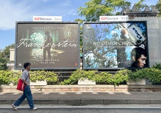 　上映会場周辺に設置された「ＮＯ　ＯＴＨＥＲ　ＣＨＯＩＣＥ」の看板（右）＝イタリア・ベネチア（共同）