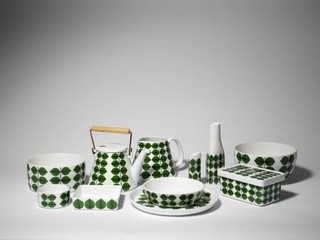 　スティグ・リンドベリ「ベルサ」（装飾、［ＬＬ］モデル／ディナーセット　１９５７年／モデル、１９６０年／装飾　リンドベリ家コレクション　（Ｃ）Ｓｔｉｇ　Ｌｉｎｄｂｅｒｇ　Ｐｈｏｔｏ：Ｐｅｒ　Ｍｙｒｅｈｅｄ）（提供写真）