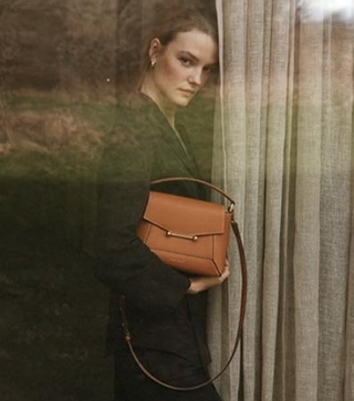 　ストラスベリーの「モザイクバッグ」（提供写真）