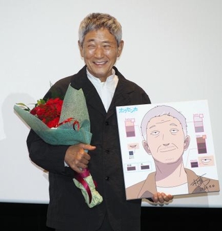 　サプライズで似顔絵をプレゼントされ、満面の笑みを浮かべる小林薫＝４日、東京都新宿区