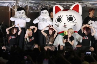 　アニメ「ダンダダン」のキャラクターと登場したアイナ・ジ・エンド（中央）＝５日、東京都新宿区