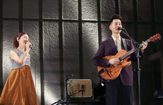 　東京・日比谷公園大音楽堂の舞台に立つハンバートハンバートの佐野遊穂（左）と佐藤良成（後藤渉氏撮影）