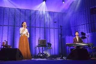 　東京・日比谷公園大音楽堂の舞台に立つハンバートハンバートの佐野遊穂（左）と佐藤良成（後藤渉氏撮影）