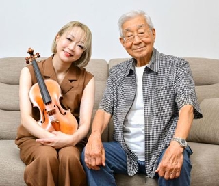 　松浦梨沙（左）と高嶋弘之＝東京都渋谷区