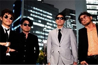 　２９周年を迎えたホフディランのワタナベイビーさん（左端）と小宮山雄飛さん（左から３人目）。「カルテット」で昼の部に臨む（提供写真）