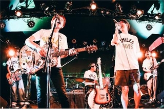 　演奏するホフディランの２人。後方はバックバンド「ＢＥＳＴ３」のメンバー（提供写真）