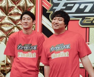 　昨年準優勝だった「ロングコートダディ」の堂前透（左）と兎＝東京都港区