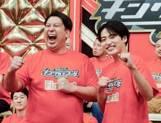 　初めての決勝進出となった「レインボー」のジャンボたかお（左）と池田直人＝東京都港区