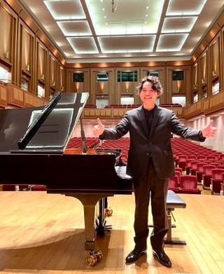 　演奏会後の一枚。「ソロであっても、協奏曲であっても、室内楽であっても、演奏はいつも大きな幸せを与えてくれます」（筆者提供）