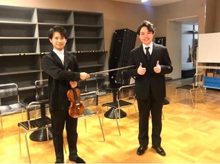 　三浦文彰さん（左）との初共演。「コロナ禍だったので、ソーシャルディスタンスを保って撮影」（筆者提供）