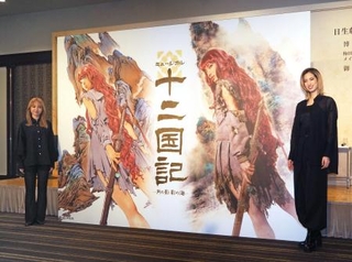 　新ビジュアルをお披露目した柚香光（右）と加藤梨里香＝東京都港区