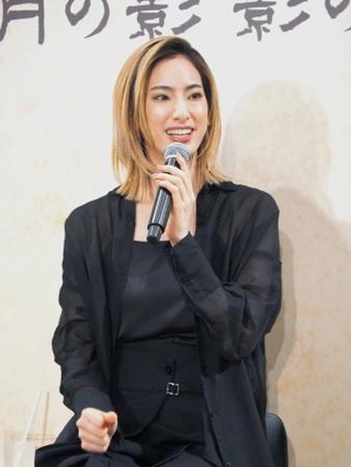 　「殺陣を披露する場面もある。お楽しみに」と話す柚香光＝東京都港区