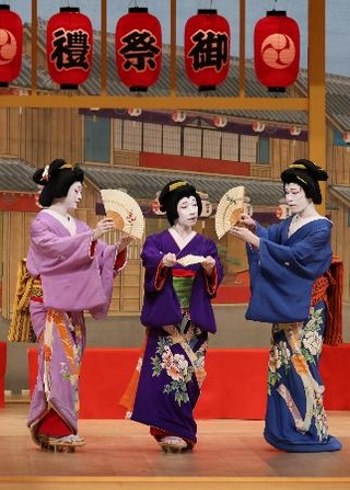 　「勢獅子」で芸者を演じる片岡市也（右、国立劇場提供）