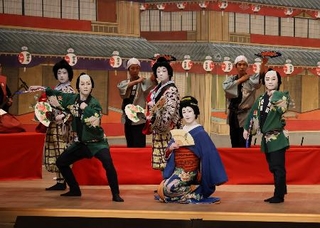 　「勢獅子」で芸者を演じる片岡市也（前列中央、国立劇場提供）