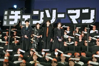 　「劇場版『チェンソーマン　レゼ篇』」のワールドプレミアで、観客らと撮影に応じる戸谷菊之介（右から２人目）ら声優陣＝東京都新宿区