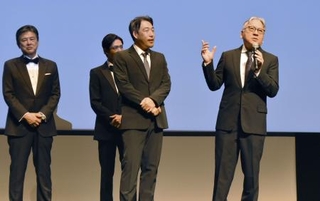 　第７８回カンヌ国際映画祭で、『遠い山なみの光』の公式上映を前にあいさつする（右から）カズオ・イシグロさんと石川慶監督＝５月、フランス・カンヌ（共同）