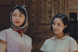 　映画『遠い山なみの光』より（Ｃ）２０２５　Ａ　Ｐａｌｅ　Ｖｉｅｗ　ｏｆ　Ｈｉｌｌｓ　Ｆｉｌｍ　Ｐａｒｔｎｅｒｓ