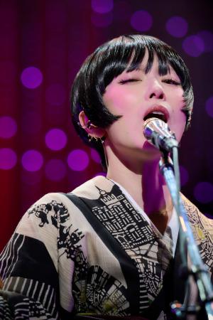 　ステージで歌う椎名林檎＝東京都千代田区（太田好治氏撮影）