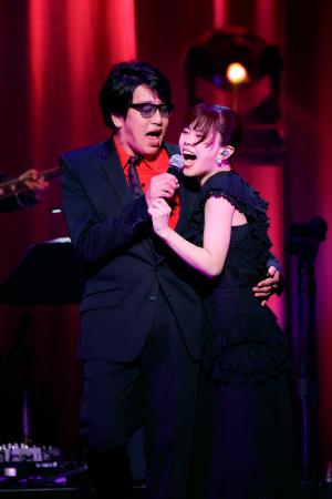　ステージで歌うアイナ・ジ・エンド（右）と岡村靖幸＝東京都千代田区（太田好治氏撮影）