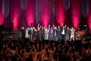 　最後にステージ上に並ぶ出演者ら＝東京都千代田区（太田好治氏撮影）