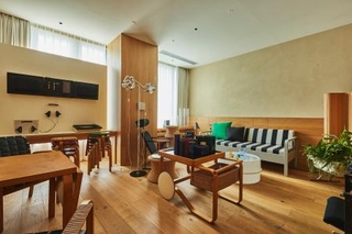 　無印良品とイデーが各国の優れたモダンデザインを紹介する「ＭＯＤＥＲＮＩＳＭ　ＳＨＯＷ」の過去の展示風景＝東京・銀座（提供写真）