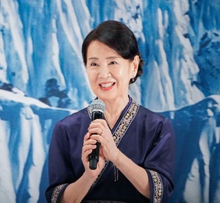 　映画「てっぺんの向こうにあなたがいる」の完成披露試写会で話す吉永小百合＝東京都千代田区