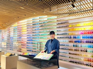 　多彩な顔料が並ぶ「ＰＩＧＭＥＮＴ　ＴＯＫＹＯ」＝東京都品川区
