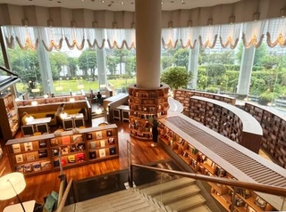 　本に囲まれてゆったり過ごせる「Ｔｈｅ　Ｌｉｂｒａｒｙ　Ｌｏｕｎｇｅ」＝東京都品川区