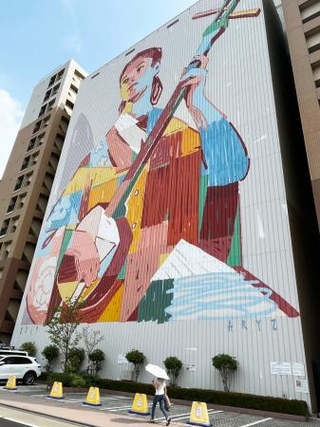 　壁画の「”Ｔｈｅ　Ｓｈａｍｉｓｅｎ”Ｓｈｉｎａｇａｗａ２０１９」（Ｃ）Ｔｅｎｎｏｚ　ＡｒｔＦｅｓｔｉｖａｌ　２０１９　Ａｒｔ　ｗｏｒｋ　ｂｙ　ＡＲＹＺ＝東京都品川区