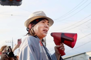 　ファンに語りかける真矢＝神奈川県秦野市