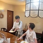 　「Ｆ・ＩＷＡＭＯＲＩ」で談笑する染谷文恵さん（左）＝東京都杉並区