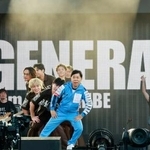 　ＧＥＮＥＲＡＴＩＯＮＳと踊る岡村隆史（手前）＝東京都調布市
