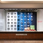 　松屋銀座が職人と共同制作したＯＩＧＥＮ（岩手）の南部鉄器とＢＵＡＩＳＯＵ（徳島）の藍染めのディスプレー＝東京・銀座（資料、提供写真）