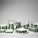 　スティグ・リンドベリ「ベルサ」（装飾、［ＬＬ］モデル／ディナーセット　１９５７年／モデル、１９６０年／装飾　リンドベリ家コレクション　（Ｃ）Ｓｔｉｇ　Ｌｉｎｄｂｅｒｇ　Ｐｈｏｔｏ：Ｐｅｒ　Ｍｙｒｅｈｅｄ）（提供写真）