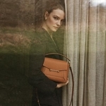 　ストラスベリーの「モザイクバッグ」（提供写真）